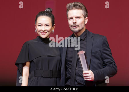 November 5, 2019, Tokyo, Japan: (L, R) chinesische Schauspielerin Zhang Ziyi posiert für die Kameras mit dem Regisseur Frelle Petersen Gewinner des Tokyo Grand Prix für seinen Film 'Onkel' bei der Abschlussfeier der 32. Tokyo International Film Festival (TIFF) auf der Tokyo International Forum in Yurakucho. Die 32. Tokyo International Film Festival ist eines der größten Filmfestivals in Asien und Film Fans können in der Nähe von bothÂ Außen- und japanische Filmemacher während der Phase der Grußansagen. TIFF ist der einzige japanische Festival vom Internationalen Verband der Filmproduzenten Verbände (Cre akkreditiert Stockfoto