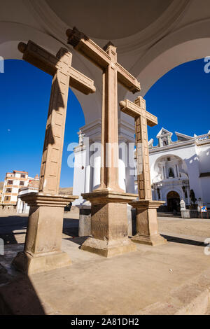 Drei prächtige hölzerne Kreuze auf dem Hof der Basilika Unserer Lieben Frau von Copacabana, Bolivien Stockfoto