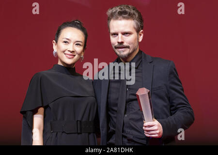 November 5, 2019, Tokyo, Japan: (L, R) chinesische Schauspielerin Zhang Ziyi posiert für die Kameras mit dem Regisseur Frelle Petersen Gewinner des Tokyo Grand Prix für seinen Film 'Onkel' bei der Abschlussfeier der 32. Tokyo International Film Festival (TIFF) auf der Tokyo International Forum in Yurakucho. Die 32. Tokyo International Film Festival ist eines der größten Filmfestivals in Asien und Film Fans können in der Nähe von bothÂ Außen- und japanische Filmemacher während der Phase der Grußansagen. TIFF ist der einzige japanische Festival vom Internationalen Verband der Filmproduzenten Verbände (Cre akkreditiert Stockfoto