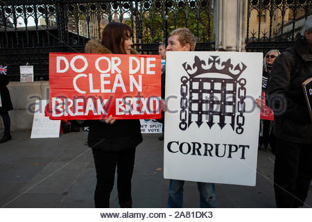 Ein Urlaub bedeutet verlassen. März fand in Westminster am 31. Oktober aus Protest gegen den Ausfall Brexit zu liefern. Es gab eine starke Polizeipräsenz an die Protest- und Verhaftungen vorgenommen wurden. Stockfoto