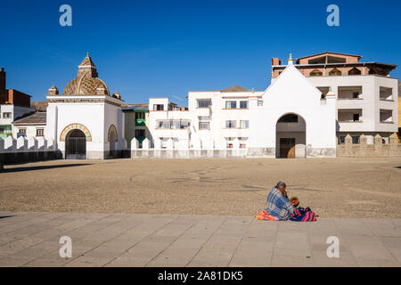 Alte lokale Frau auf den Hof der Basilika Unserer Lieben Frau von Copacabana, Bolivien sitzen Stockfoto