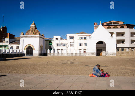 Alte lokale Frau auf den Hof der Basilika Unserer Lieben Frau von Copacabana, Bolivien sitzen Stockfoto