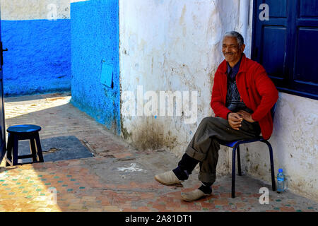 Rabat, Marokko - 22.04, 2019: marokkanischen Mann, ein älterer Verkäufer im Markt - Porträt Stockfoto