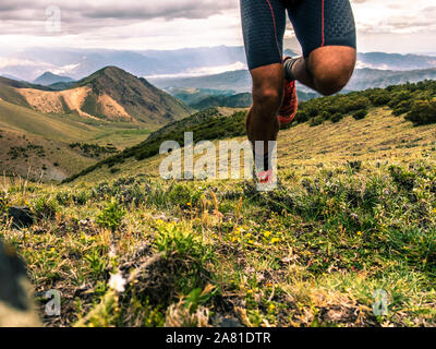 Männliche Trail Runner in den Anden in der Nähe von Potrerillos, Argentinien. Stockfoto