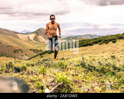 Männliche Trail Runner in den Anden in der Nähe von Potrerillos, Argentinien. Stockfoto