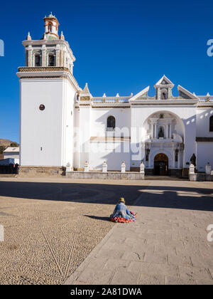 Alte lokale Frau auf den Hof der Basilika Unserer Lieben Frau von Copacabana, Bolivien sitzen Stockfoto