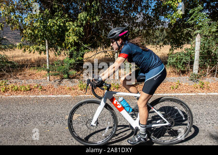 Weibliche Radfahrer reiten ein Kies Fahrrad auf der Straße. Stockfoto