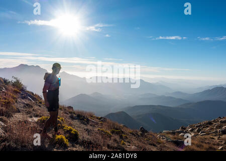 Männliche Läufer über die Ansicht der Küstengebirge von Central Chile suchen. Stockfoto