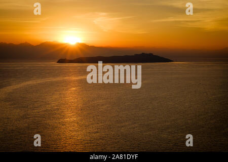 Die Sonne über der Insel der Mond im Titicaca-see in der Morgendämmerung, Bolivien Stockfoto