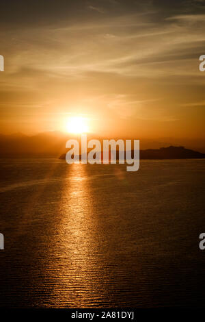 Die Sonne über der Insel der Mond im Titicaca-see in der Morgendämmerung, Bolivien Stockfoto