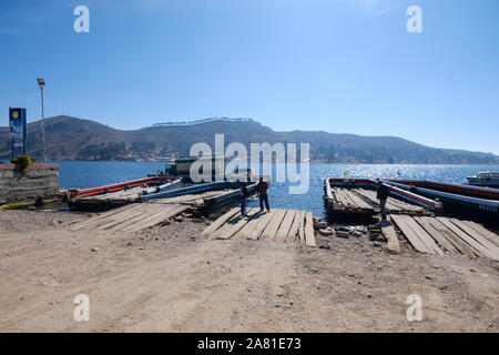 Lastkähne auf San Pablo de Tiquina die Meerenge von Tiquina, Bolivien Stockfoto