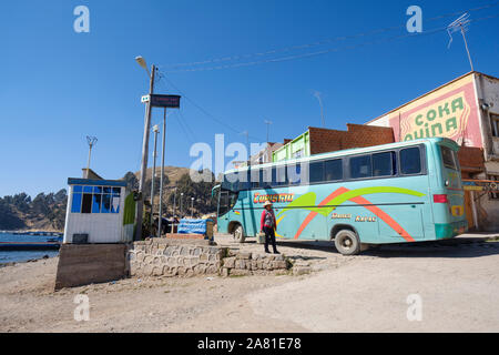 Bus Board ein Lastkahn auf San Pablo de Tiquina die Meerenge von Tiquina, Bolivien überqueren, um Stockfoto