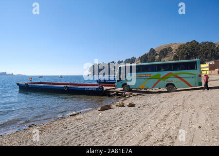 Bus einsteigen in ein Lastkahn auf San Pablo de Tiquina die Meerenge von Tiquina, Bolivien zu überqueren Stockfoto