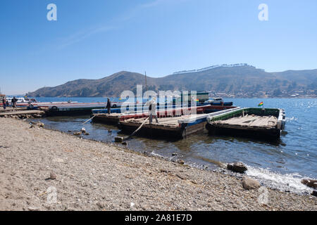 Lastkähne auf San Pablo de Tiquina die Meerenge von Tiquina, Bolivien Stockfoto