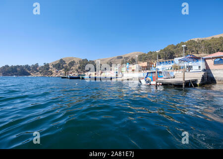 San Pablo de Tiquina am Ufer der Meerenge von Tiquina, Bolivien Stockfoto