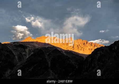 Die Berge in der Nähe der argentinischen und chilenischen Grenze in der Nähe von Mendoza. Stockfoto