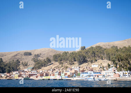 San Pablo de Tiquina am Ufer der Meerenge von Tiquina, Bolivien Stockfoto