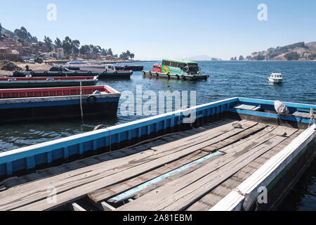 Kähne am Ufer des San Pedro von Tiquina auf der Straße von Tiquina, Bolivien Stockfoto