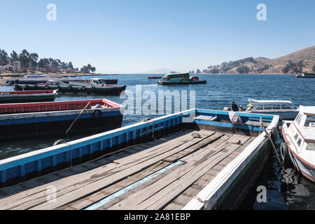 Kähne am Ufer des San Pedro von Tiquina auf der Straße von Tiquina, Bolivien Stockfoto