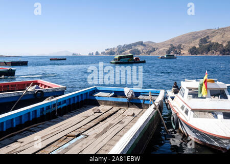 Kähne am Ufer des San Pedro von Tiquina auf der Straße von Tiquina, Bolivien Stockfoto