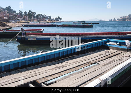 Kähne am Ufer des San Pedro von Tiquina auf der Straße von Tiquina, Bolivien Stockfoto