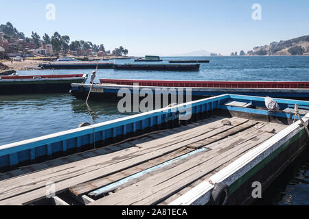 Kähne am Ufer des San Pedro von Tiquina auf der Straße von Tiquina, Bolivien Stockfoto