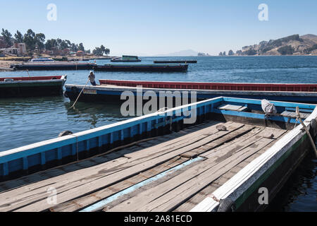 Kähne am Ufer des San Pedro von Tiquina auf der Straße von Tiquina, Bolivien Stockfoto