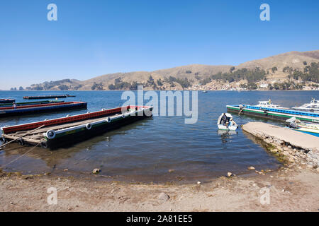 Kähne am Ufer des San Pedro von Tiquina auf der Straße von Tiquina, Bolivien Stockfoto