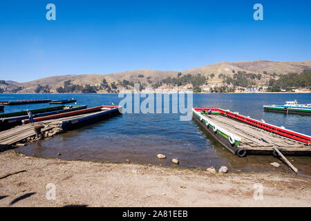 Kähne am Ufer des San Pedro von Tiquina auf der Straße von Tiquina, Bolivien Stockfoto