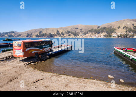 Bus besteigen ein Schiff am Ufer des San Pedro von Tiquina die Meerenge von Tiquina, Bolivien zu überqueren Stockfoto