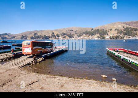 Bus besteigen ein Schiff am Ufer des San Pedro von Tiquina die Meerenge von Tiquina, Bolivien zu überqueren Stockfoto