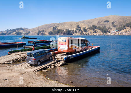 Bus besteigen ein Schiff am Ufer des San Pedro von Tiquina die Meerenge von Tiquina, Bolivien zu überqueren Stockfoto