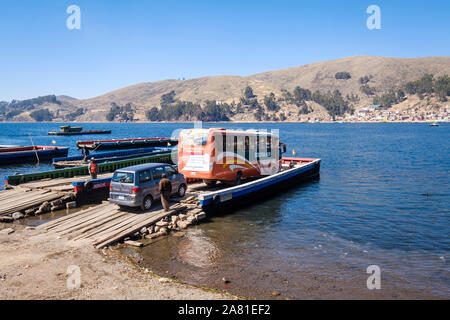 Bus besteigen ein Schiff am Ufer des San Pedro von Tiquina die Meerenge von Tiquina, Bolivien zu überqueren Stockfoto