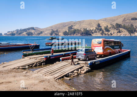 Bus besteigen ein Schiff am Ufer des San Pedro von Tiquina die Meerenge von Tiquina, Bolivien zu überqueren Stockfoto