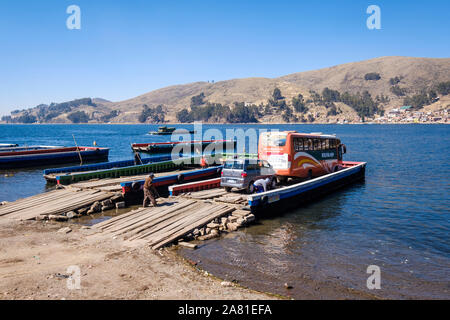 Bus besteigen ein Schiff am Ufer des San Pedro von Tiquina die Meerenge von Tiquina, Bolivien zu überqueren Stockfoto