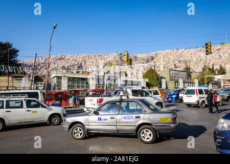 Starker Verkehr wie üblich in La Paz, Bolivien Stockfoto