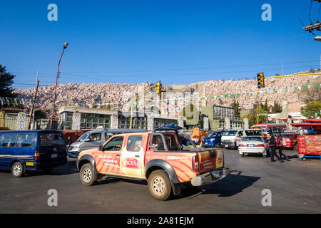 Starker Verkehr wie üblich in La Paz, Bolivien Stockfoto