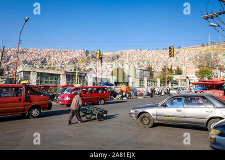 Starker Verkehr wie üblich in La Paz, Bolivien Stockfoto