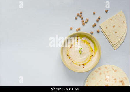 Hausgemachte Hummus, Kichererbsen dip, mit Gewürzen in der Schüssel und Brot Taco. Essen dekoriert mit Kichererbsen und Olivenöl. Vegetarische gesunde Ernährung Konzept Stockfoto