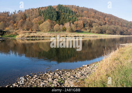 Weser in der Nähe von Oberweser, obere Wesertal, Weserbergland, Nordrhein-Westfalen, Hessen, Deutschland Stockfoto