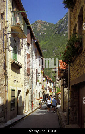 Rue Saint-Jean, Villefranche-de-Conflent, Pyrénées-Orientales, Royal, Frankreich: Eine schöne Gasse in der Altstadt Stockfoto