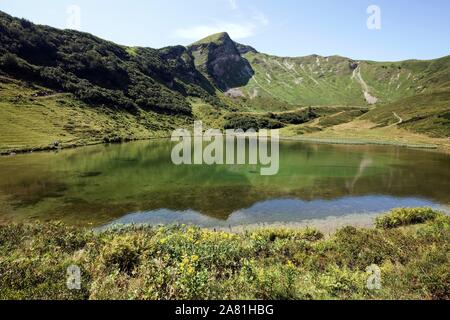 See Schlappoldsee, Fellhorn Peak im Hintergrund, in der Nähe von Oberstdorf, Oberallgau, Allgäu, Bayern, Deutschland Stockfoto