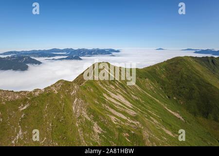 Blick vom Fellhorn zu Nebel im Kleinwalsertal mit Gipfel Schlappoldkopf, hinter Allgäuer Berge in der Nähe von Oberstdorf, Allgäu, Bayern Oberallgau Stockfoto