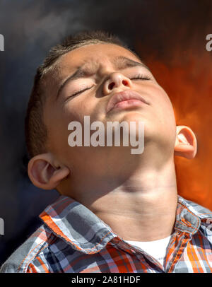 Wenig junge wirft seinen Kopf zurück in der Frustration Stockfoto