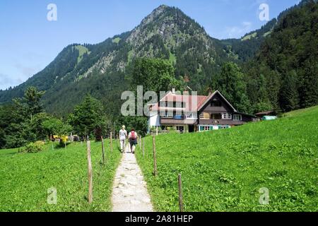 Wanderer im Trettachtal, in der Nähe von Oberstdorf, Allgäuer Alpen, Oberallgau, Allgäu, Bayern, Deutschland Stockfoto