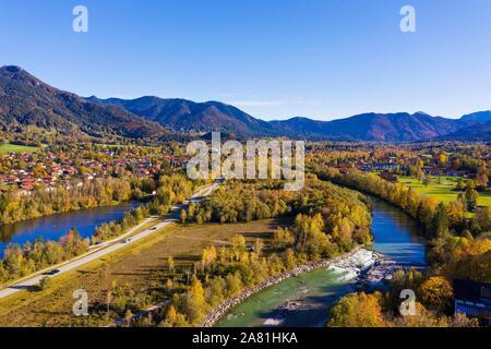 Isar mit der natürlichen Schwelle Isarburg und Baggerweiher, Lenggries, Isarwinkel, Luftaufnahme, Oberbayern, Bayern, Deutschland Stockfoto