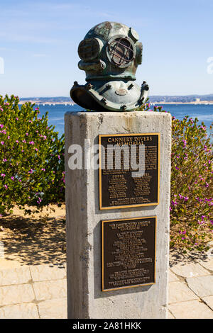 Die konservenfabrik Taucher Gedenkstätte mit divers Helm. Cannery Row, Monterey, Kalifornien, Vereinigte Staaten von Amerika. Stockfoto