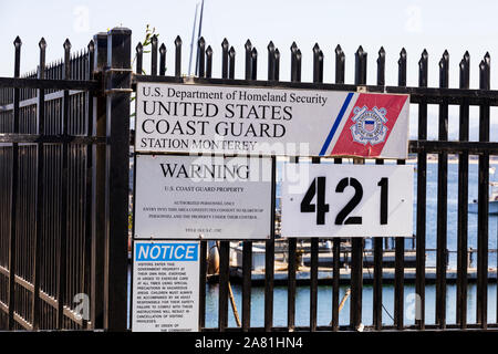 Warnschild an den Zaun des US Coast Guard pier Compound, Fishermans Wharf, Monterey, Kalifornien, Vereinigte Staaten von Amerika. Stockfoto