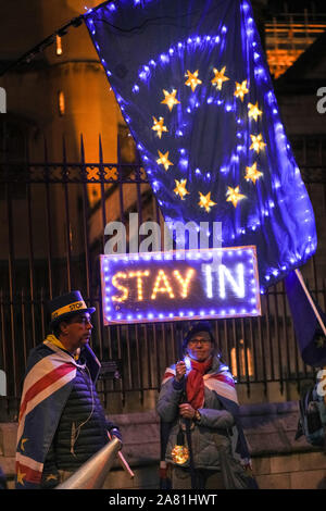 Westminster, London, 05. November 2019. Anti-Brexit Demonstranten von Sodem (Stand der Missachtung der Europäischen Bewegung) inszeniert ein Abend Rallye mit beleuchteten Fahnen, Plakate, Schilder und Lichterketten außerhalb der Häuser von Westminster in London. Credit: Imageplotter/Alamy leben Nachrichten Stockfoto