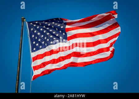 Amerikanische Flagge, Flagge, US-amerikanische Flagge weht im Wind vor blauem Himmel, USA Stockfoto